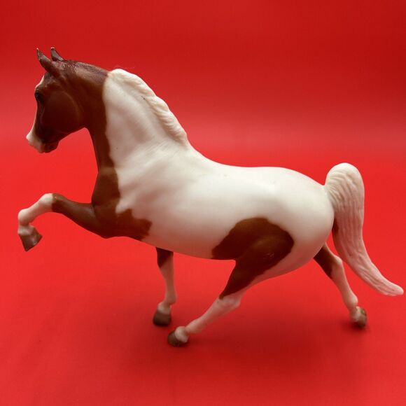 Breyer Molding #913 High Flyer Tennessee Walker Horse w/ White & Blue Ribbon - Picture 2 of 8